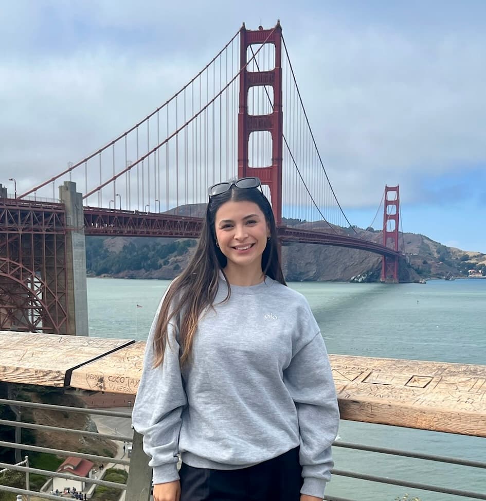 Yasmin in front of the Golden Gate Bridge